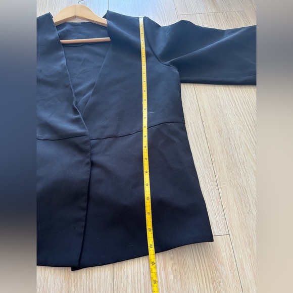 Classic Elegant Women's Suit Jacket with Single Snap Closure, Black, Size 34. - Picture 9 of 9